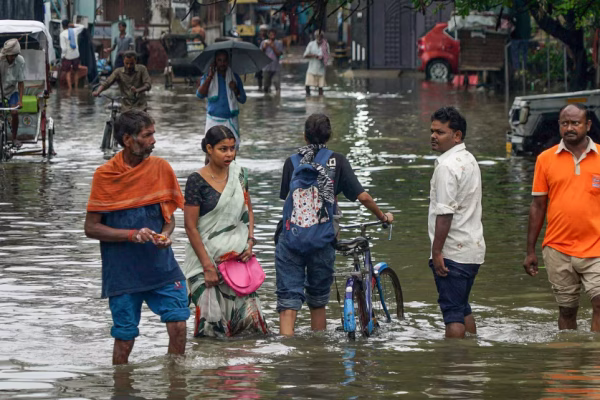 आज भारी बारिश और तेज आंधी का अलर्ट: यूपी-बिहार सहित कई राज्यों में मौसम विभाग की चेतावनी